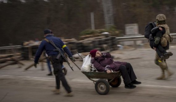 Bombardohet postblloku i evakuimit të civilëve pranë Kyivit