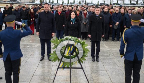 Krerët e shtetit bëjnë homazhe në Prekaz