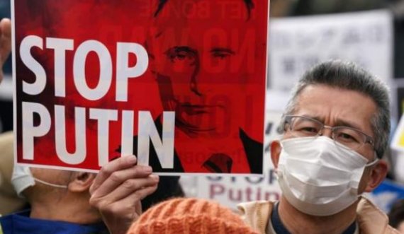 Rusia arreston qindra protestues që po kërkojnë ndaljen e luftës në Ukrainë