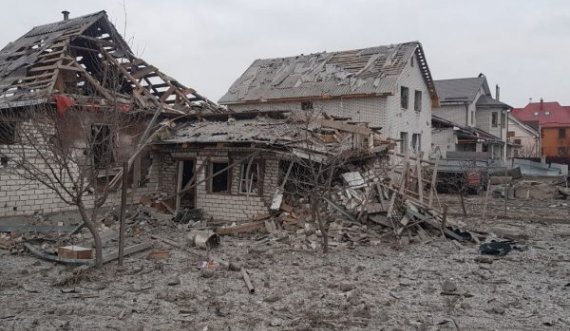 Forcat ruse sulmojnë shtëpitë në qytetin afër Kyivit, ka të vrarë