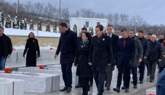 “Ai moment e lëvizi botën demokratike”, krerët e shtetit bëjnë homazhe në Prekaz