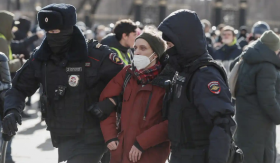 Putin arreston mijëra rusë që protestuan kundër luftës