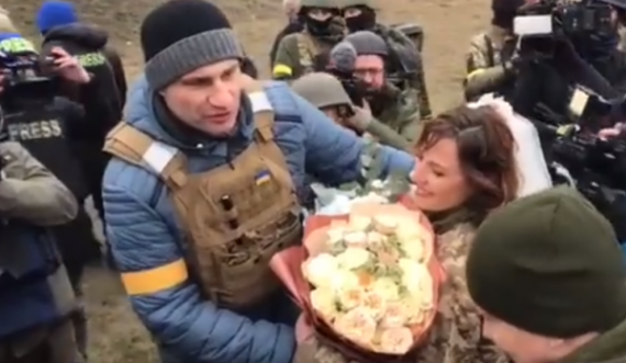 Në mes të luftës, Klitschko marton një çift