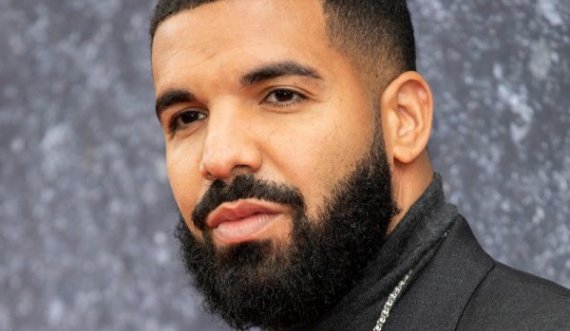 Drake i lë të gjithë pa fjalë, shfaqet në videoklip i veshur me ngjyrat e flamurit kombëtar