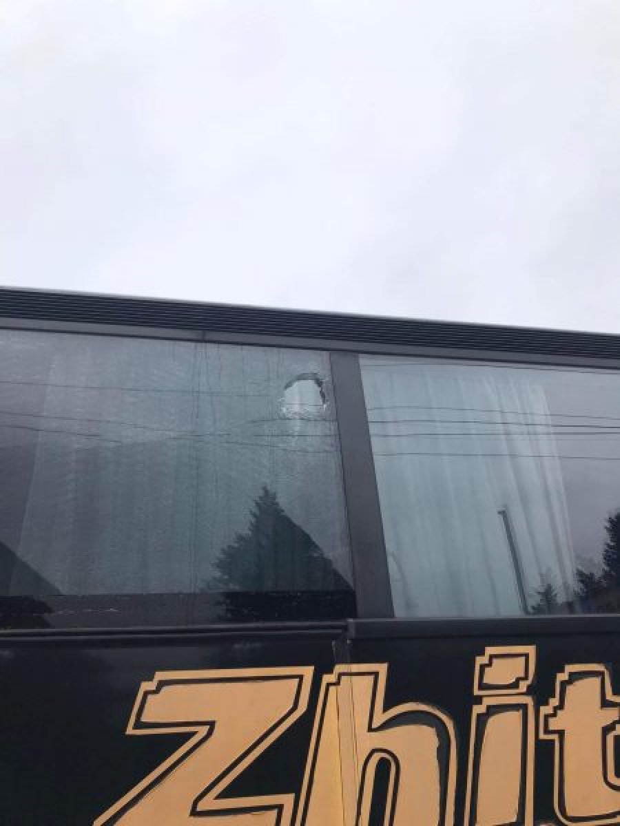Autobusi i Llapit u sulmua me gurë në Suharekë