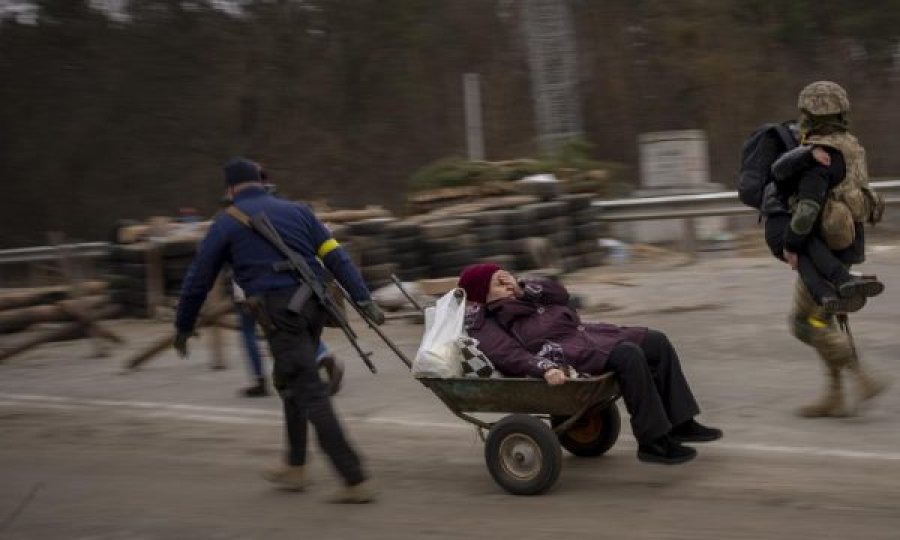 Bombardohet postblloku i evakuimit të civilëve pranë Kyivit