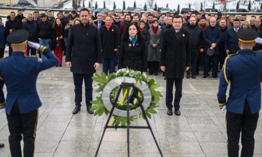 Krerët e shtetit bëjnë homazhe në Prekaz