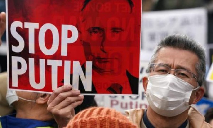 Rusia arreston qindra protestues që po kërkojnë ndaljen e luftës në Ukrainë