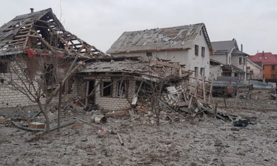 Forcat ruse sulmojnë shtëpitë në qytetin afër Kyivit, ka të vrarë