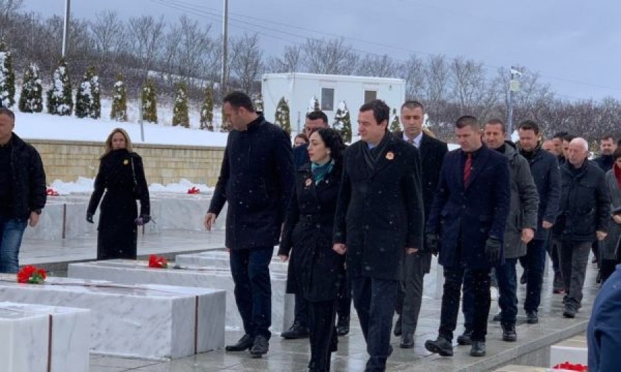 “Ai moment e lëvizi botën demokratike”, krerët e shtetit bëjnë homazhe në Prekaz