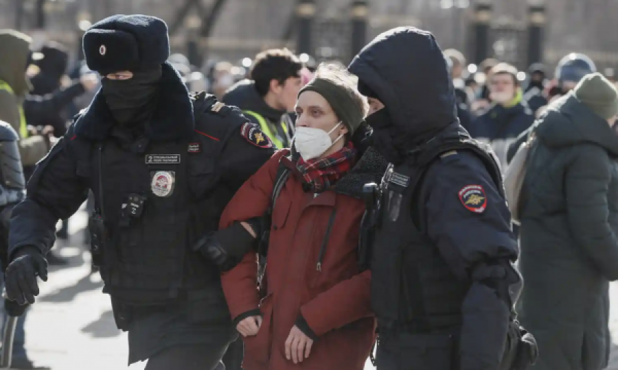 Putin arreston mijëra rusë që protestuan kundër luftës