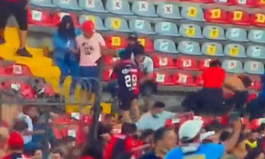 Raportohet për dhjetëra të vdekur në një ndeshje futbolli