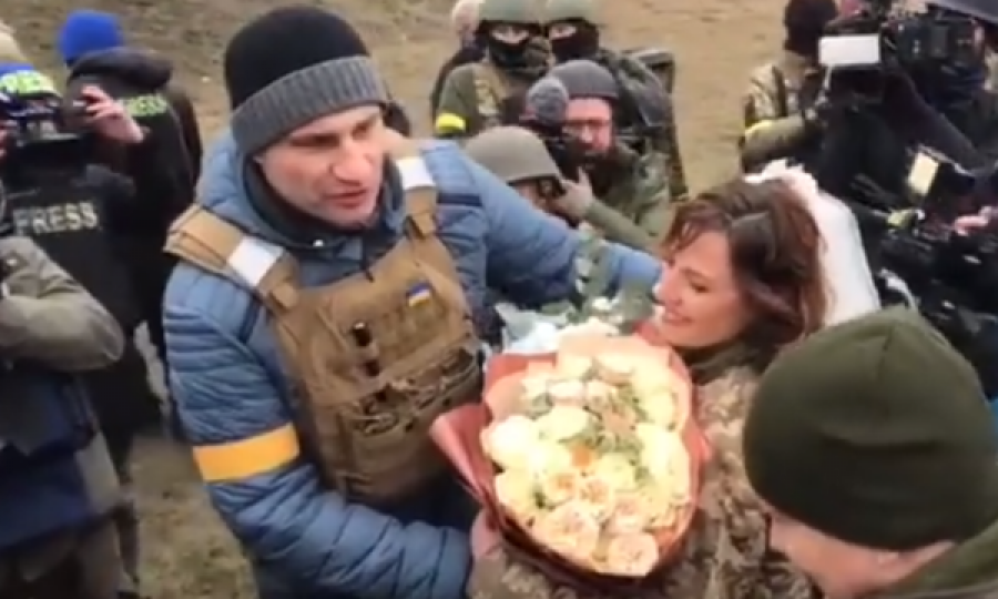 Në mes të luftës, Klitschko marton një çift