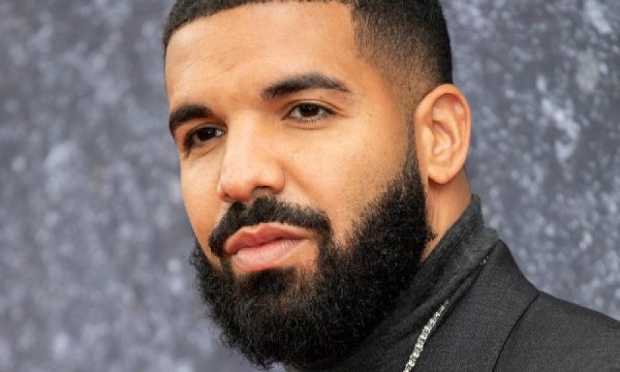 Drake i lë të gjithë pa fjalë, shfaqet në videoklip i veshur me ngjyrat e flamurit kombëtar