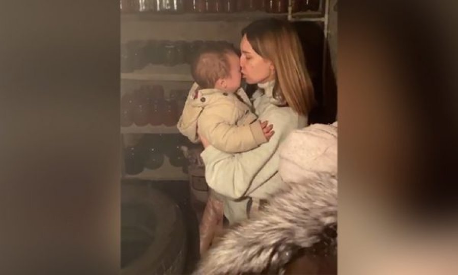Ankthi i nënës në qytetin e pushtuar nga Rusia, e këshillon vajzën se si të shpëtojë