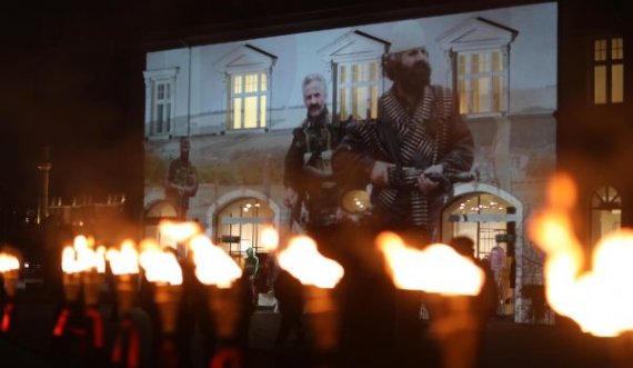 Epopeja e UÇK-së në Prishtinë mbyllet me ndezjen e flakadanëve në sheshin “Skënderbeu”