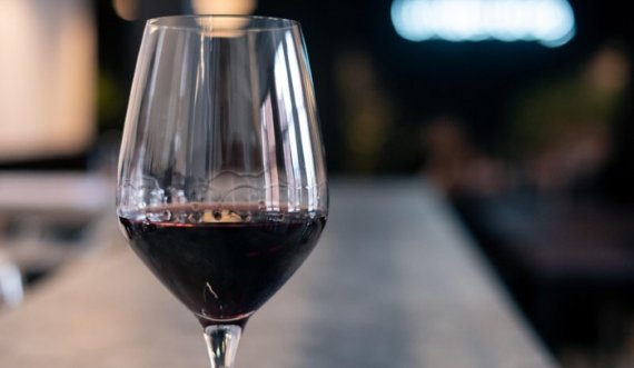 Tregon studimi: Sa e shëndetshme është një gotë verë në ditë për trurin?