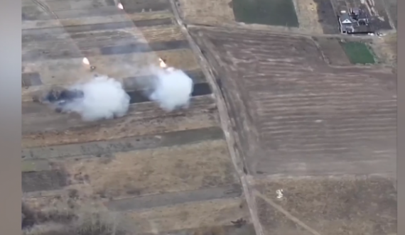 Pamjet nga lart shfaqin fluturimin e raketave ruse afër Kievit