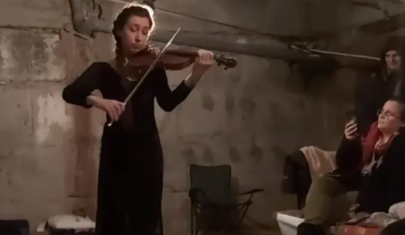 Violinistja i ‘qetëson’ banorët e tmerruar nga bombardimet në Ukrainë