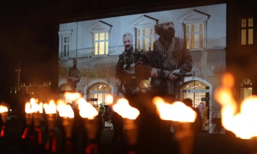 Epopeja e UÇK-së në Prishtinë mbyllet me ndezjen e flakadanëve në sheshin “Skënderbeu”