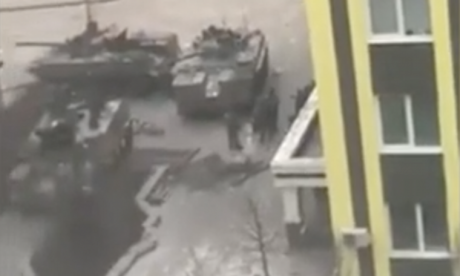 Tanket ruse pozicionohen midis blloqeve të banesave të civilëve në Kyiv
