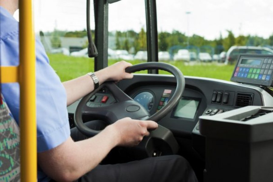 Shoferi kosovar rrëshqet me autobus dhe bie në një kanal në Austri