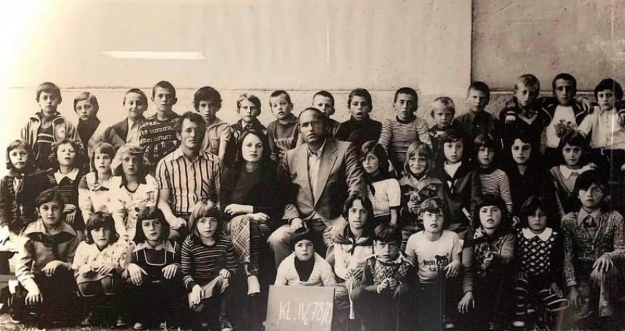 Me këtë fotografi të klasës së tij Haradinaj e uron 7 marsin