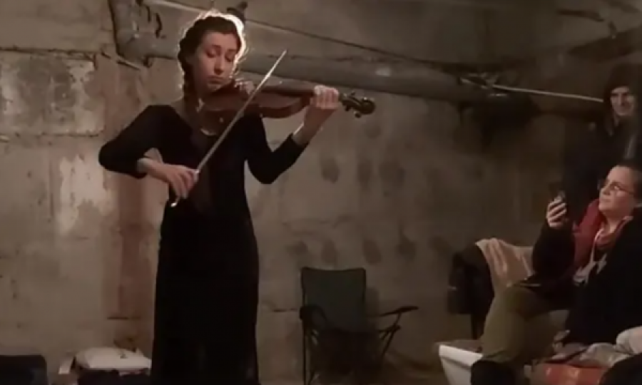 Violinistja i ‘qetëson’ banorët e tmerruar nga bombardimet në Ukrainë