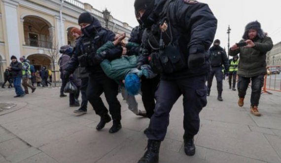 Protestuesit kundër luftës në Ukrainë rrahen brutalisht nga policia në Rusi