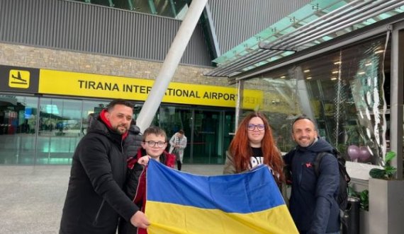 Gjesti human i gazetarit shqiptar, sjell në Tiranë nga Ukraina nënën dhe djalin e saj 10 vjeçar