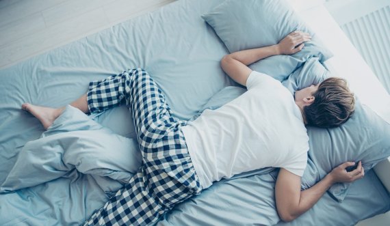 Pozicionet më të mira të gjumit që i sjellin dobi trupit tuaj
