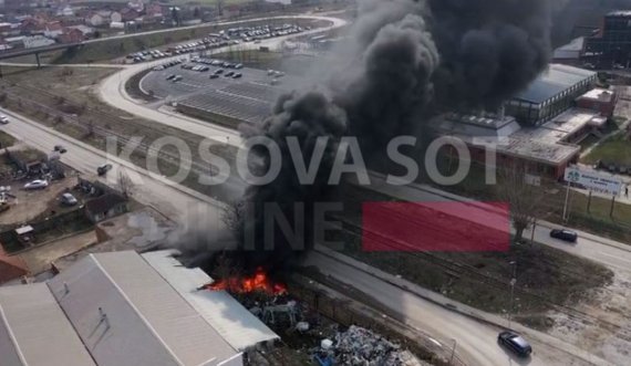 Obiliqi mbulohet nga tymi i zi si pasojë e zjarrit 