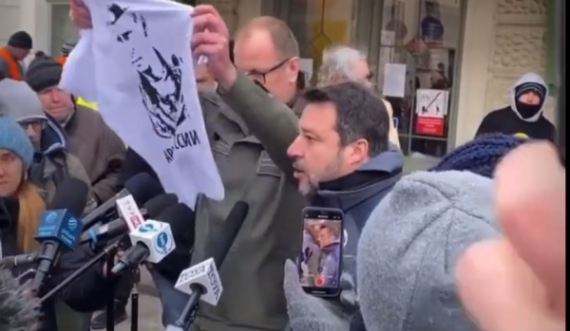 Incident në kufirin Poloni-Ukrainë, ja çfarë i ndodh politikanit italian që kishte veshur bluzën me Putin