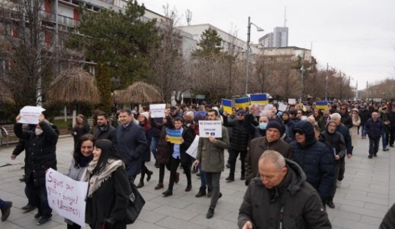 “Dalje e vogël”,”A është fakt mosnjohja?”, Trajkoviq e Judah polemizojnë për marshin pro-Ukrainës në Kosovë