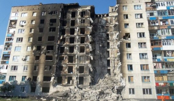 Vdesin 9 persona përfshirë 2 fëmijë nga bombardimet ruse në një kompleks banesor në Ukrainë