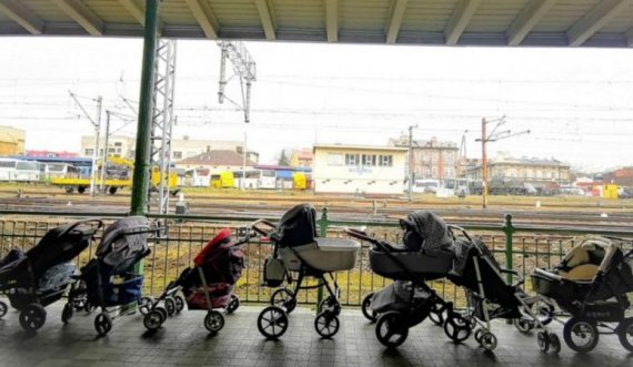 Nënat në Poloni vendosin karroca në kufi për fëmijët refugjatë nga Ukraina