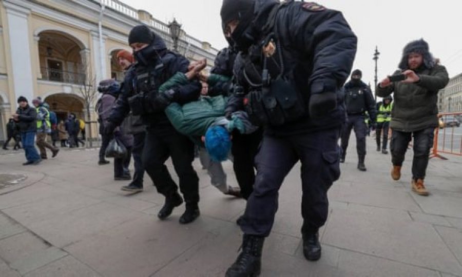 Protestuesit kundër luftës në Ukrainë rrahen brutalisht nga policia në Rusi