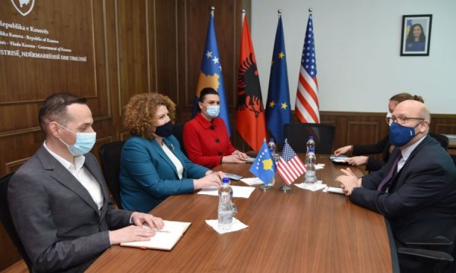 Ambasadori amerikan: Do të ndihmojmë Kosovën në hapjen e vendeve të reja të punës
