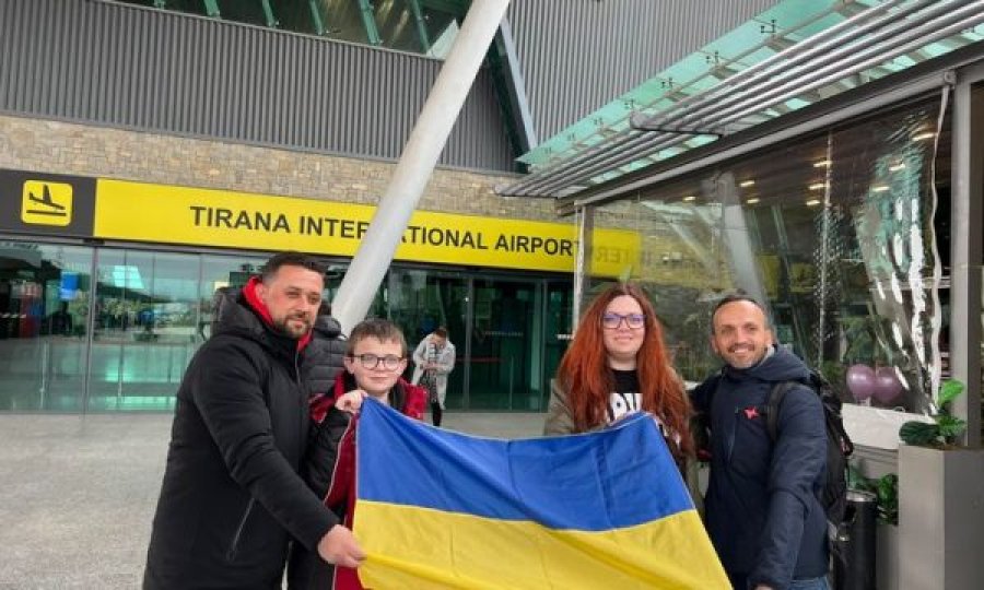 Gjesti human i gazetarit shqiptar, sjell në Tiranë nga Ukraina nënën dhe djalin e saj 10 vjeçar