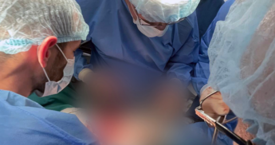 QKUK: Kryhet një operacioni i komplikuar, i shpëtohet jeta një 55 vjeçari që ishte therur me thikë