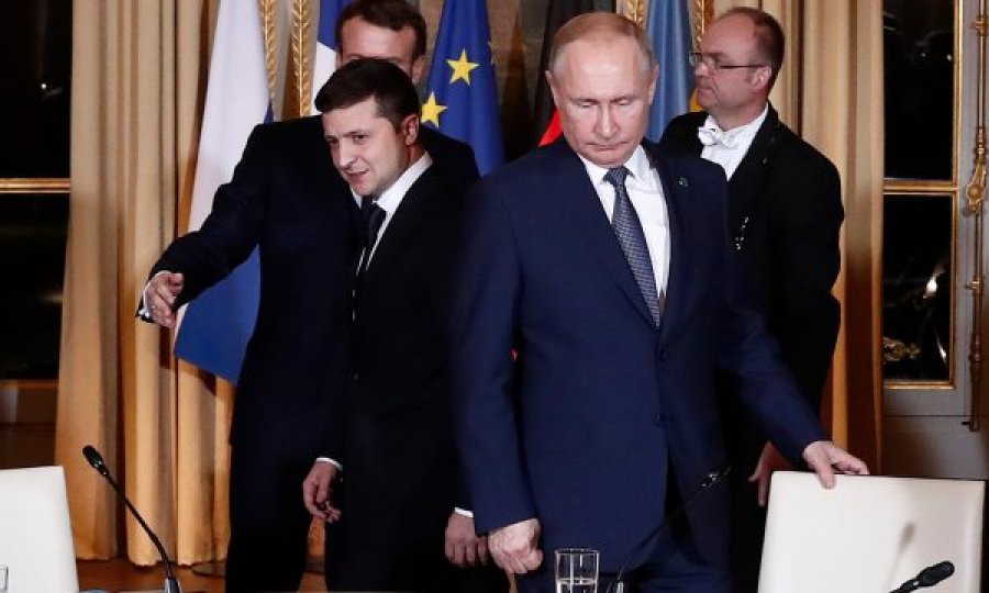 Fotografia virale që shpjegon shumëçka: Zelensky me këmbët mbi tavolinën e famshme të Putinit