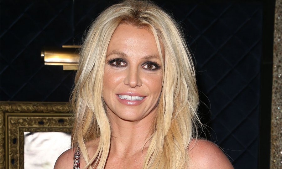  Britney Spears pozon ‘topless’ teksa mbulon gjoksin me duar, rrjeti ndizet nga komentet