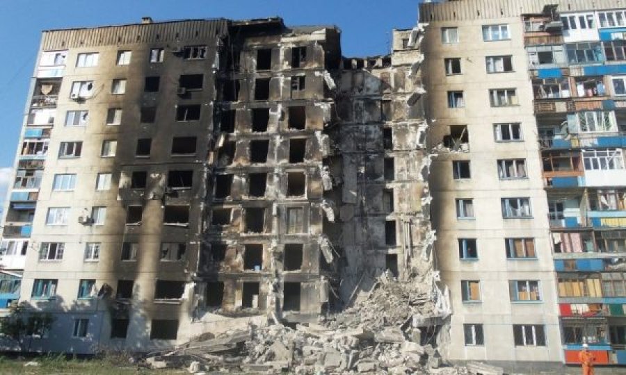 Vdesin 9 persona përfshirë 2 fëmijë nga bombardimet ruse në një kompleks banesor në Ukrainë