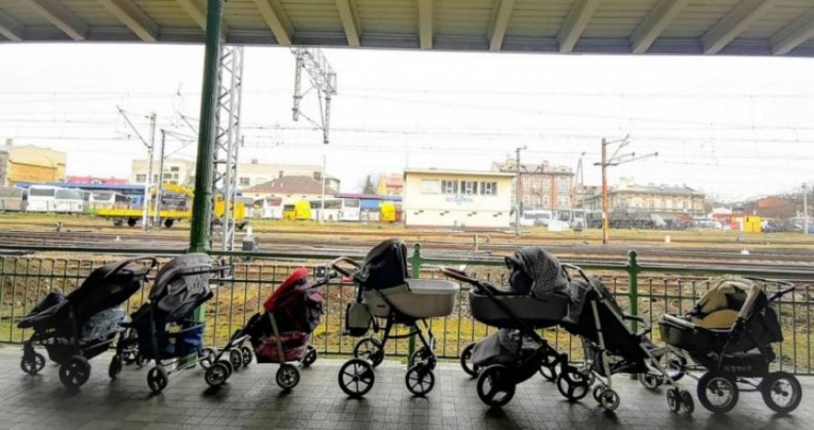 Nënat në Poloni vendosin karroca në kufi për fëmijët refugjatë nga Ukraina