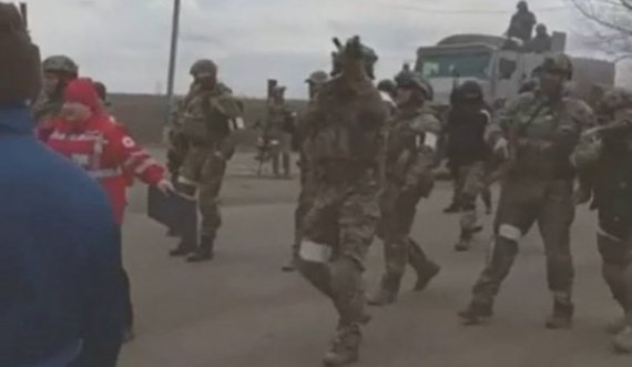 Civilët ukrainas ngriten kundër pushtimit të Khersonit