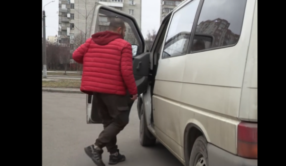 Ukrainasi që po iu ndihmon njerëzve të ikin nga lufta