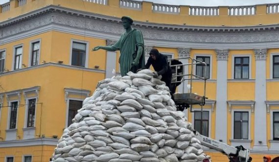 Me thasë rëre, ukrainasit mundohen ta shpëtojnë statujën ikonë të qytetit nga bombat ruse