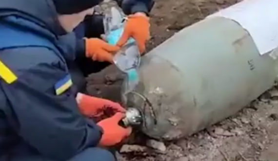 Bomba ruse nuk shpërtheu, forcat ukrainase e çaktivizojnë dhe e publikojnë videon