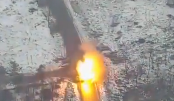 Pamje nga droni: Ukrainasit shkatërrojnë tankun rus me armën amerikane