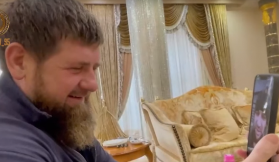 Thotë se është në frontin e luftës, Kadyrovi i Çeçenisë bisedon me vëllain e tij përmes video-lidhjes